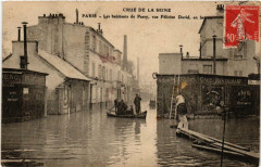 Carte postale ancienne Crue de la Seine - Les habitants de Passy, rue Félicien David, en bateau
                                                                     à Paris 16e
                                