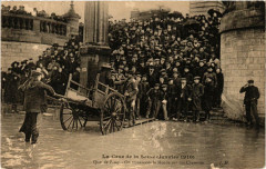 Carte postale ancienne La Crue de la Seine -  Quai de Passy - On transborde le Monde sur des Charettes
                                                                     à Paris 16e
                                