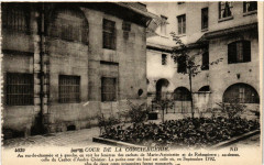 Carte postale ancienne Paris (1e) Cour de la Conciergerie
                                                                     à Paris 1er
                                