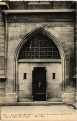 Carte postale ancienne Paris 1e La Conciergerie. Porte actuelle de la prison
                                                                     à Paris 1er
                                