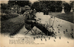 Carte postale ancienne Paris Petits Metiers Le charmeur d'oiseaux aux Tuileries
                                                                     à Paris 1er
                                