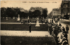 Carte postale ancienne Les Tuileries, le Charmeur d'Oiseaux
                                                                     à Paris 1er
                                