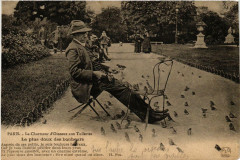 Carte postale ancienne Paris Petits Metiers Le charmeur d'oiseaux aux Tuileries
                                                                     à Paris 1er
                                