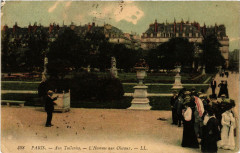 Paris (1e) Aux Tuileries. l'Homme aux Oiseaux à Paris 1er