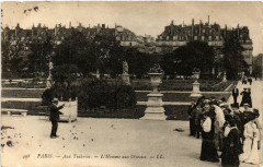 Paris (1e) Aux Tuileries. l'Homme aux Oiseaux -
																					75001 Paris 1er
																			