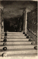 Carte postale ancienne Les Catacombes - L'Ossuaire - Escalier descendant à la Basse Carrière
                                                                     à Paris 14e
                                