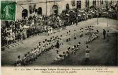 Carte postale ancienne Patronage Laïque Municipal - Souvenir de la Fête du 19 Juin 1910 - Traction à la corde par les pupilles
                                                                     à Paris 12e
                                