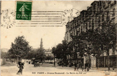 Carte postale ancienne Avenue Daumesnil à la Rue de Charenton - La Mairie
                                                                     à Paris 12e
                                