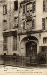 Carte postale ancienne Paris d'autrefois 4e Rue des Archives. Beau portail
                                                                     à Paris 3e
                                