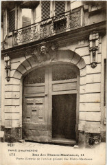 Carte postale ancienne Paris 4e Rue des Blancs Manteaux. Porte d'Entrée l'ancienprieuré
                                                                     à Paris 4e
                                