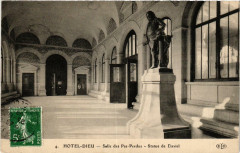 Paris (4e) Hotel Dieu. Salles des Pas Perdus. Statue de Daviel -
																					75004 Paris 4e
																			