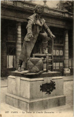 Paris (1e) La Statue de Camille Demoulins à Paris 1er