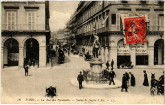 Paris (1e) La Rue des Pyramides. Statue de Jeanne d'Arc à Paris 1er