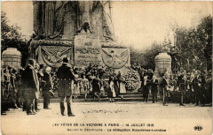Paris Les fetes de la Victoire. Devant le Cenotaphe à Paris