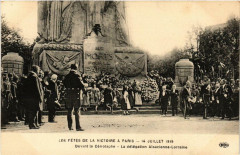 Paris Les fetes de la Victoire. Devant le Cenotaphe à Paris