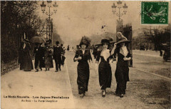 Carte postale ancienne La Mode Nouvelle - Les Jupes-Pantalons - Au Bois - La Porte Dauphine
                                                                     à Paris 16e
                                