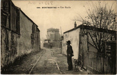 Carte postale ancienne Montmartre - Une Ruelle
                                                                     à Paris 18e
                                