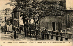 Carte postale ancienne Vieux Montmartre - Cabaret du Lapin Agile et les derniers porteurs d'eau
                                                                     à Paris 18e
                                