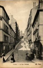 La Rue Tholozé à Paris 18e