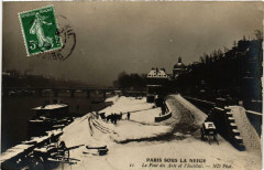 Paris sous la neige. Le Pont des Arts et l'Institut Nd Phot à Paris