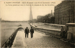 Carte postale ancienne Paris Inondé - 28 Janvier 1910 - La Seine pénétrant dans la Galerie du chemin de fer des Invalides
                                                                     à Paris 15e
                                