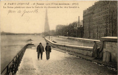 Carte postale ancienne Paris Inondé - 28 Janvier 1910 - La Seine pénétrant dans la Galerie du chemin de fer des Invalides
                                                                     à Paris 15e
                                