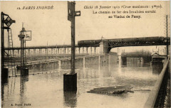 Carte postale ancienne Paris inondé - Cliché 28 Janvier 1910 -  Le chemin de fer des Invalides envahi au Viaduc de Passy.
                                                                     à Paris 15e
                                