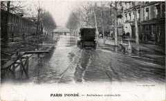 Paris Inonde Ambulance automobile à Paris