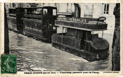 Carte postale ancienne Paris inondé (janvier 1910) - Tramway passant quai de Passy
                                                                     à Paris 16e
                                