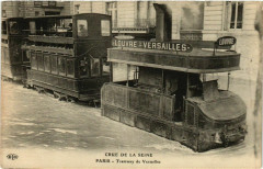Carte postale ancienne Crue de la Seine - Tramway de Versailles
                                                                     à Paris 16e
                                