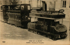 Carte postale ancienne Crue de la Seine - Tramway de Versailles
                                                                     à Paris 16e
                                