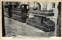 Carte postale ancienne Paris inondé (janvier 1910) - Tramway passant quai de Passy
                                                                     à Paris 16e
                                