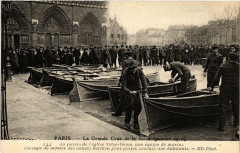 La Grande Crue de la Seine 144 Au parvis de l'Eglise N - D