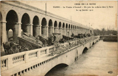 Carte postale ancienne Crue de la Seine - Le Viaduc d'Auteuil - On jette les ordures dans la Seine
                                                                     à Paris 16e
                                