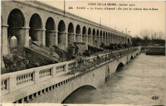 Carte postale ancienne Crue de la Seine - Le Viaduc d'Auteuil - On jette les ordures dans la Seine
                                                                     à Paris 16e
                                