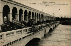 Carte postale ancienne Crue de la Seine - Le Viaduc d'Auteuil - On jette les ordures dans la Seine
                                                                     à Paris 16e
                                