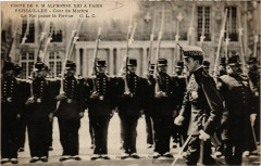 Visite de S.M.Alphonse Xiii a Paris - Versailles - Cour de Marbre à Versailles