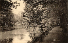 Fontenay-sous-Bois Allée dans le Bois de Vincennes à Fontenay-sous-Bois