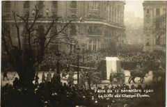 Paris 8e Le defile aux Champs-Elysées à Paris 8e