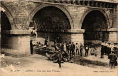 Oullins - Le Pont - Une auto dans l'Yseron à Oullins