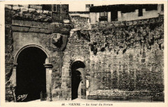 Vienne - La Cour du Forum à Vienne