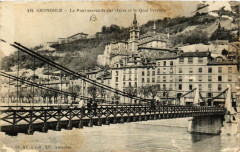 Grenoble Le Pont suspendu sur l'Isere et le Quai Perriere à Grenoble