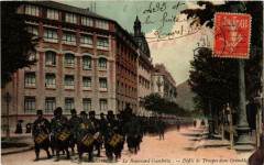 Grenoble Le Boulevard Gambetta defile de Troupes à Grenoble