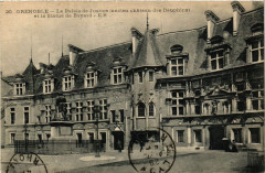 Carte postale ancienne Le Palais de Justice (ancien Château des Dauphins) et la Statue de Bayard
                                                                     à Grenoble
                                