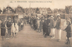 Berck Plage Lancement D'Un Bateau Sur La Plage à Berck