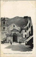 Moutiers La Cathedrale et la Place Saint-Pierre