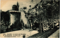 Grenoble - Le Jardin des Dauphins - Un jeu de Boules - La vieille à Grenoble