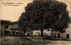 Perouges La Place et le Tilleul séculaire à Pérouges