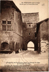 Perouges sous la neige Sortie par la porte d'en haut à Pérouges