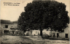 Perouges La Place et le Tilleul séculaire à Pérouges